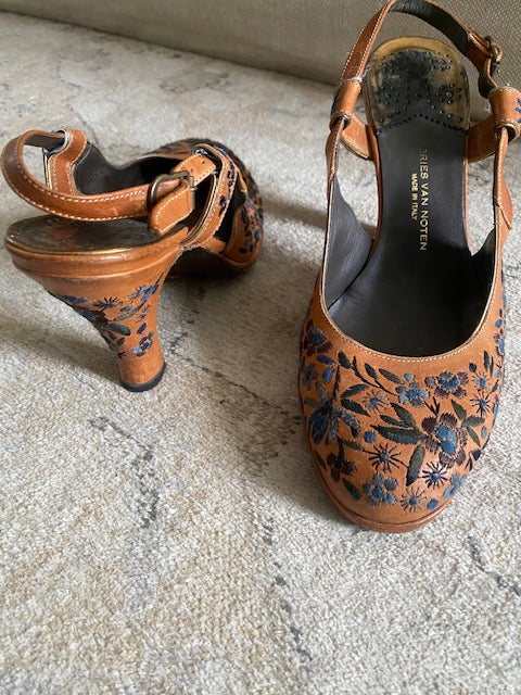Pre-Owned Dries Van Noten Embroidery Heels