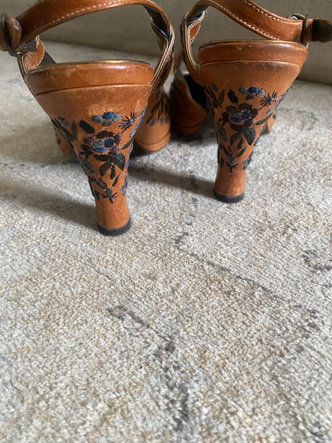 Pre-Owned Dries Van Noten Embroidery Heels