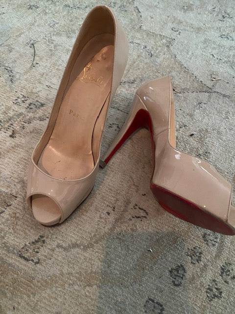 Pre-Owned Christian Louboutin Peep Toe Pump