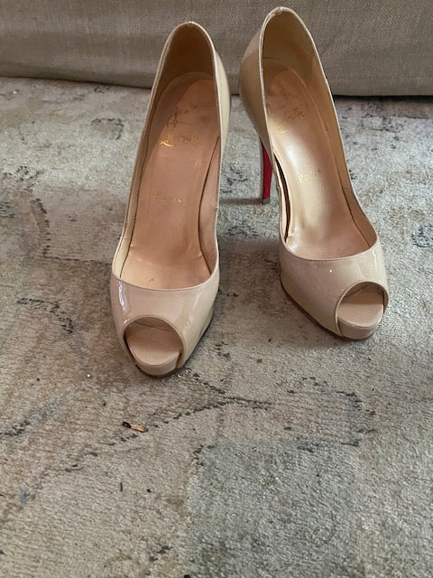 Pre-Owned Christian Louboutin Peep Toe Pump