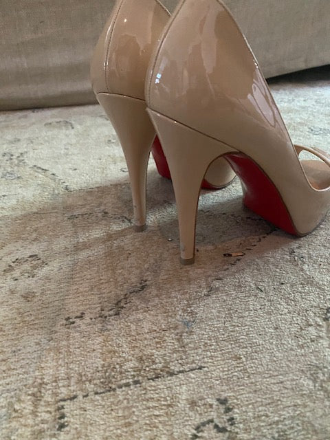 Pre-Owned Christian Louboutin Peep Toe Pump