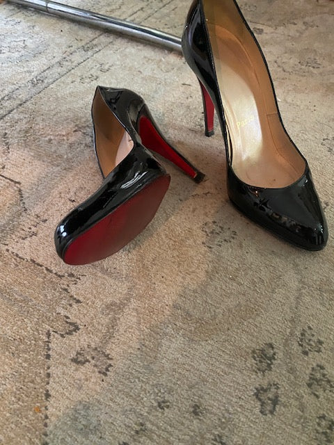 Pre-Owned Christian Louboutin Black Patent Pump.