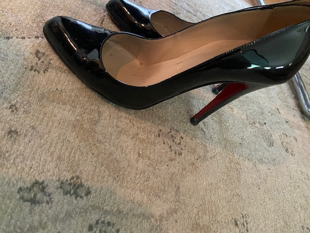 Pre-Owned Christian Louboutin Black Patent Pump.