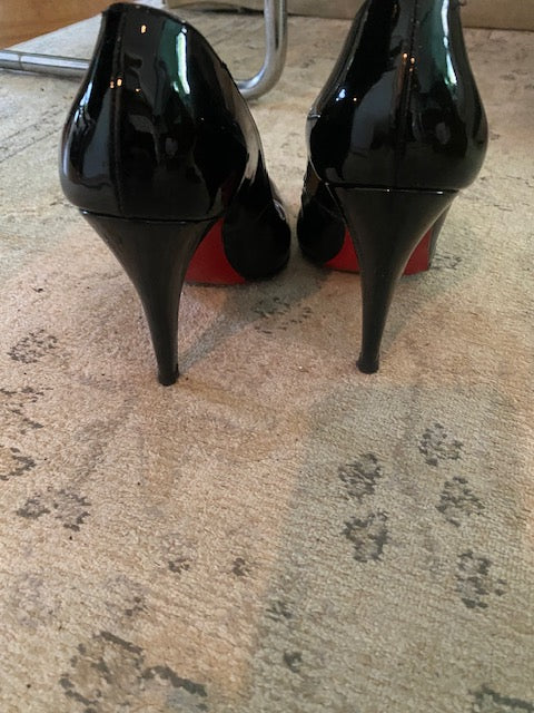 Pre-Owned Christian Louboutin Black Patent Pump.