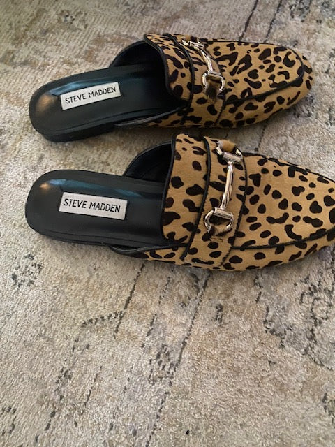 Pre-Owned Steve Madden Leopard Printed Calf Hair Loafer Slides.