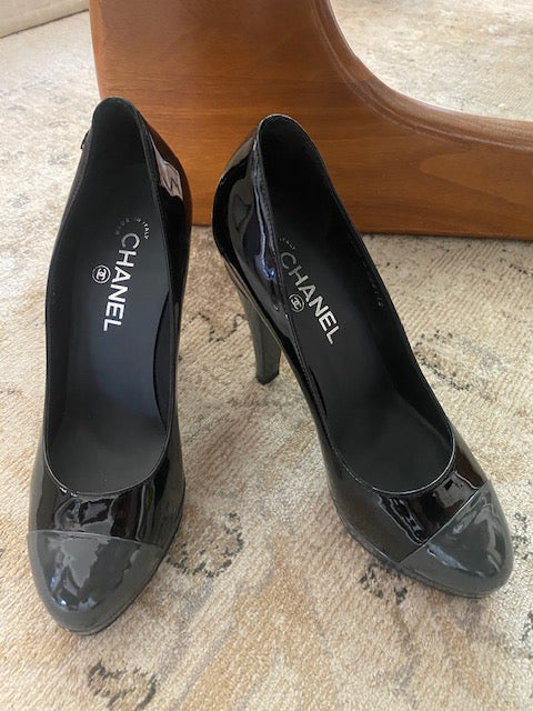 Pre-Owned CHANEL Black Patent Pump