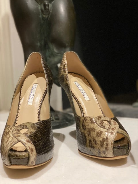 Pre-Owned Oscar De la Renta Stiletto.