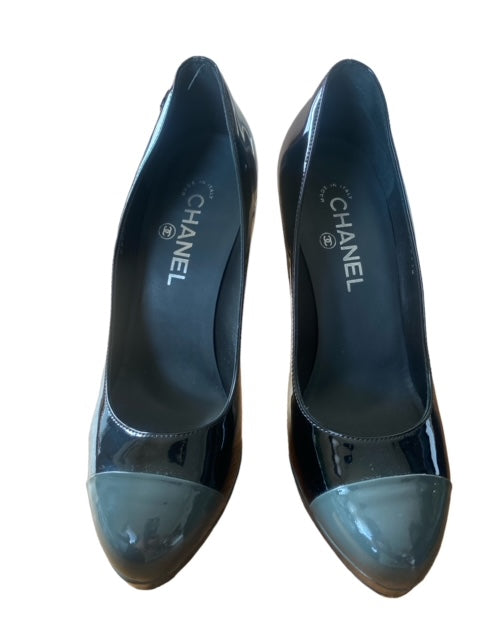 Pre-Owned CHANEL Black Patent Pump