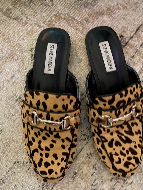 Pre-Owned Steve Madden Leopard Printed Calf Hair Loafer Slides.